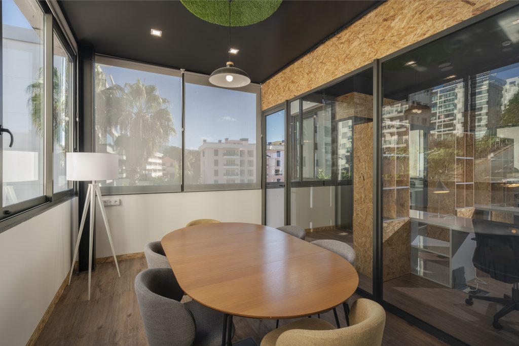 Meeting room with round table and natural light at Sangha Cowork, Funchal